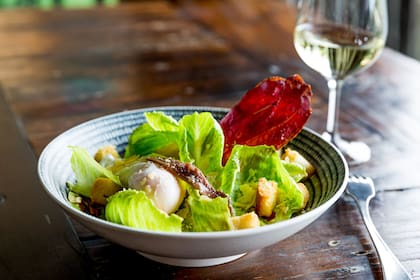 Si vas a comer un plato con huevo poché, mejor quedate con los blancos