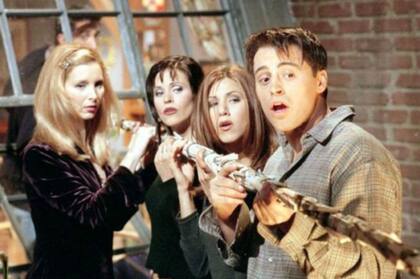 Si vivieran en la planta baja, los protagonistas no podrían espiar desde lo alto de su ventana al "hombre feo y desnudo"