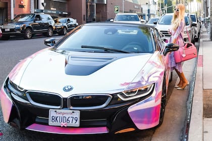 En su última aparición, Paris revivió el estilo “pretty in Pink” con el que se hizo conocida a principios de siglo. Llevó un vestido de encaje color lavanda de Alice Tomika, cartera rosa de Furla y tacos de vértigo. Y cargó en la mano a su chihuahua Diamond Baby.
