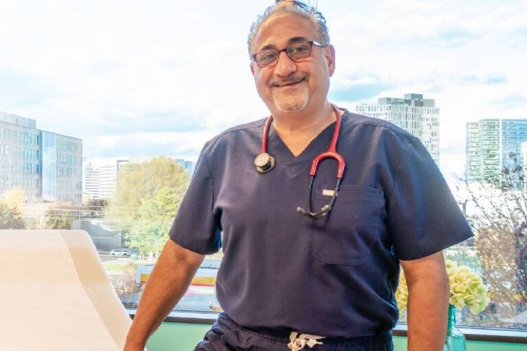 Es médico y nació en EE.UU., pero a los 61 años le revocaron la ciudadanía al alegar que se la dieron por error