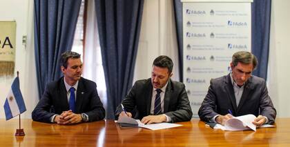 Sibilla, Petri y Pérez del Corral suscribieron el acuerdo de mantenimiento.
