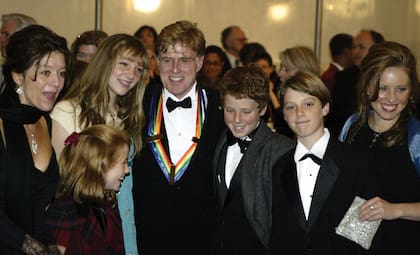 Sibylle y Robert junto a Amy, la hija menor del actor, y sus nietos, cuando le entregaron una distinción del Kennedy Center, en Washington, en 2005