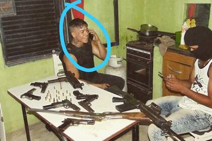 El cantante de trap Diego Mujica, rodeado de un arsenal