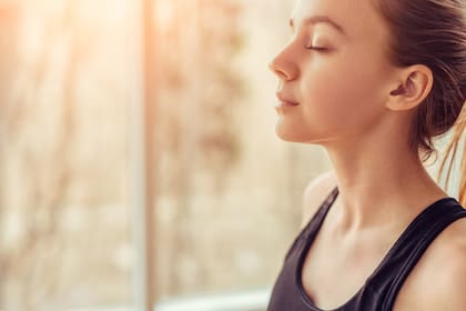  Según los expertos, practicar entre 15-20 minutos ejercicios diarios de respiración ayuda a alcanzar estados de sosiego profundo que eliminan la vacilación mental