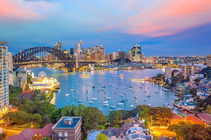 Sídney está situada al sureste de Australia, a orillas de la amplia bahía de Sídney (Puerto Jackson). En la ciudad destaca la Casa de la Ópera, el puente de la bahía de Sídney, o Harbour Bridge, y sus playas. El área metropolitana está rodeada de parques nacionales que contienen bahías y ríos.