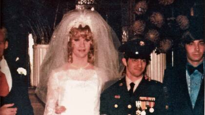 Sidney Lumet consideró incluir el material en video de la boda de Wojtowicz y Elizabeth Eden (nombre elegido por Ernest Aron tras su cambio de identidad) pero finalmente desistió porque le parecían excesivas para el registro realista que proponía en su película