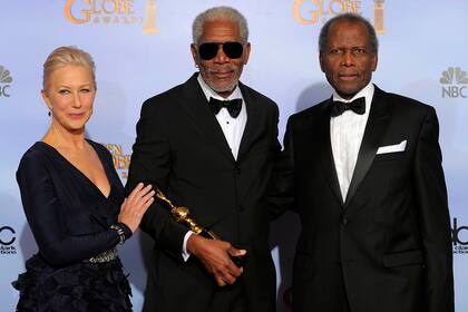 Sidney Poitier junto a Helen Mirren y Morgan Freeman, durante la entrega de los Globo de Oro de 2012