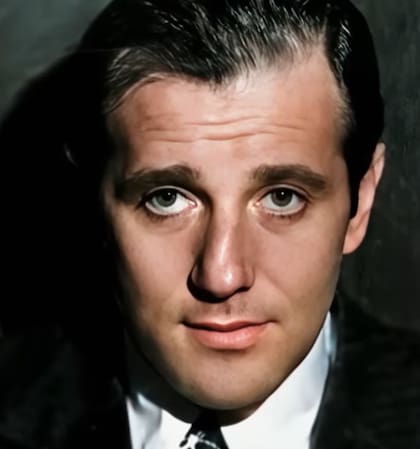 Siegel era un hombre apuesto y elegante, de ojos azules y rasgos definidos; tenía una imagen seductora y sofisticada que contrastaba con su fama de mafioso violento