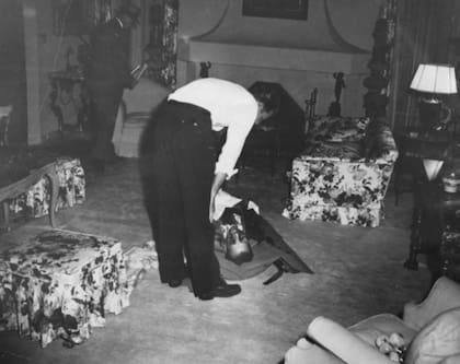 Siegel recibió varios disparos mientras estaba en la casa de su amante Virginia Hill. Su muerte nunca fue esclarecida oficialmente