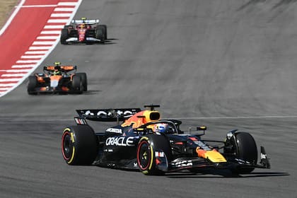 Siempre adelante: Max Verstappen (Red Bull Racing) lidera sobre Lando Norris (McLaren) y Charles Leclerc (Ferrari), pilotos que completaron el podio en el Gran Premio de los Estados Unidos