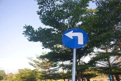 Siempre al girar a la izquierda se debe colocar la luz de giro