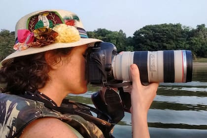Siempre cámara en mano, en la cobertura de un viaje por el río Amazonas.