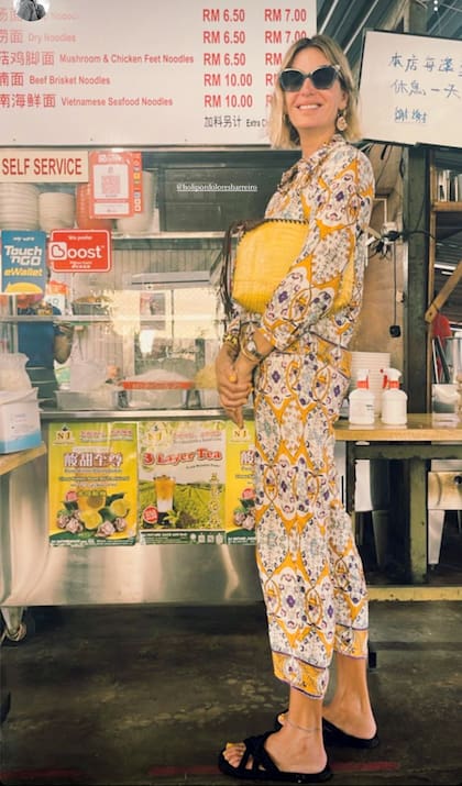 Siempre canchera con sus looks, Dolores lista para pedir unos noodles chinos.