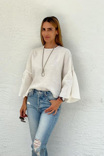 Siempre canchera,
María Vázquez fue
la modelo perfecta
de sus marcas: llevó
un top de breteles
finitos y una mini
cruzada y con volado
de Lanhtropy, y
accesorios de Rokkus