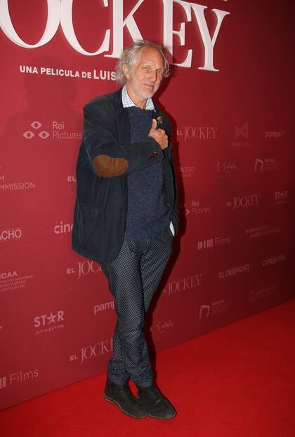 Siempre canchero, Boy Olmi posó para las cámaras antes de ingresar a la sala