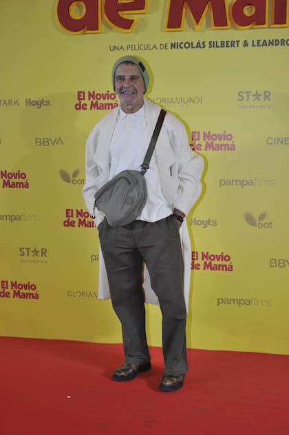 Siempre canchero y muy bien preparado para el frío, Osvaldo Laport se sumó al evento
