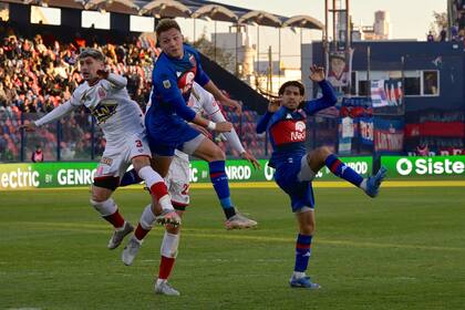 Siempre con éxito en las alturas, Retegui anota el 1-1