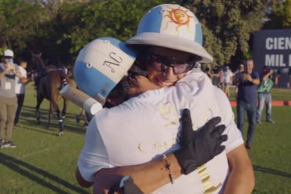 Siempre con la bandera argentina en el casco
(y en sus corazones), padre e hijo se funden
en un abrazo después de ganar el Abierto Argentino de Polo, en 2022.