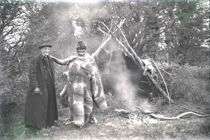 Siempre con sotana y boina en los climas más extremos, fue un defensor de los pueblos originarios