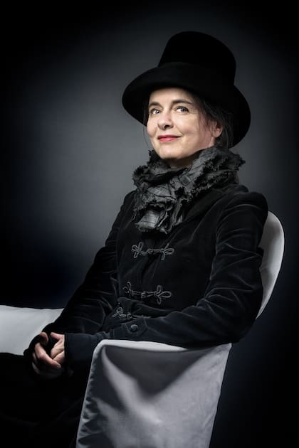 Siempre de negro, Nothomb acaba de publicar en Argentina la novela Golpéate el corazón