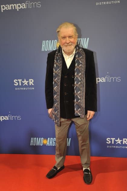 Siempre elegante, el actor Arturo Puig sonrió para los flashes