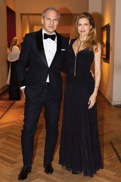 Siempre elegantísimos, Javier Iturrioz y Julieta Kemble compartieron una de las mesas más divertidas de la noche.