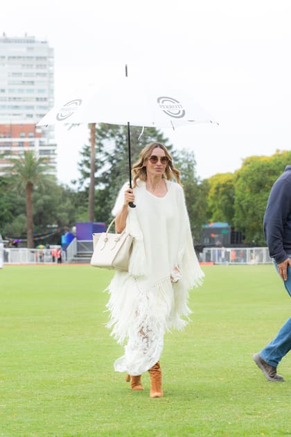 Siempre espléndida, María Vázquez le hizo frente al mal tiempo con estilo: vestido con transparencias y flores de El Camarín, que acompañó con botas de gamuza.