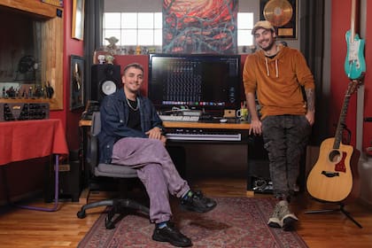 "Siempre estuvimos de gira, o en los teatros, o en las casas de los artistas. Quizás por eso, aunque admiro a muchos de ellos, me choluleo más con verlo a Gallardo", cuenta Julián.