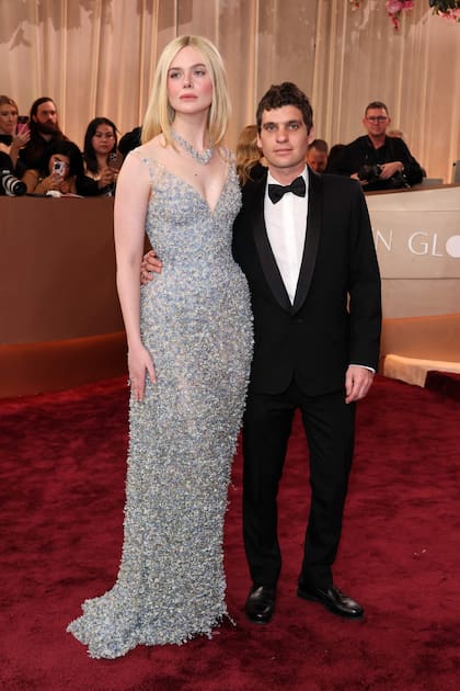 Siempre etérea, Elle Fanning llevó un vestido en color plata de Gucci. La actriz de Sentimental Value completó el look con joyas de Cartier. Junto a ella, desfiló por la alfombra roja su novio, Gus Wenner