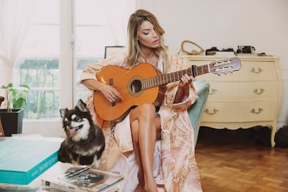 “Siempre fui muy rebelde y, como tenía el aspecto de una chica de 20, podía acceder a un mundo de gente más grande, que fueron muy malas influencias para mí”, dice mientras toca la guitarra acompañada por Petunia.