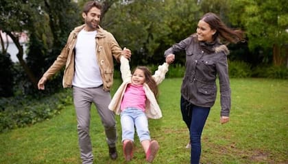 Siempre hay tiempo para ajustar el camino y fortalecer la relación con los hijos de manera más amorosa y respetuosa. Foto: Yuri Arcurs