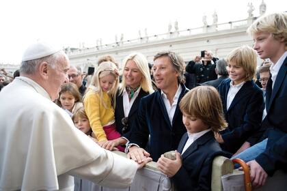Siempre impecables, los Gravier-Mazza llegaron a la plaza San Pedro impacientes por conocer al Sumo Pontífice