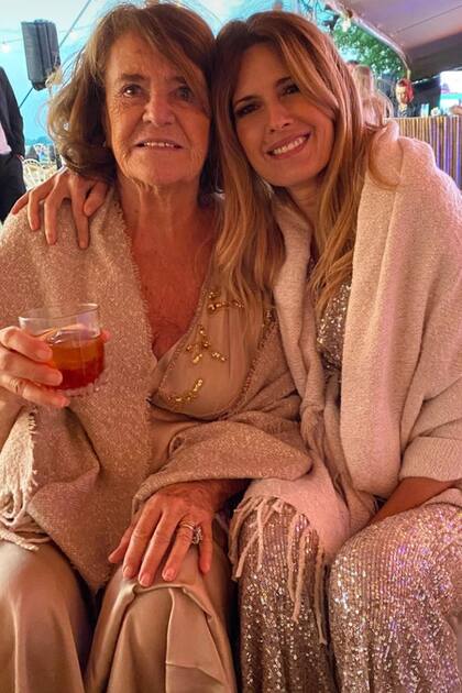 Siempre juntas. Isabel se divirtió con Lizie, su mamá.