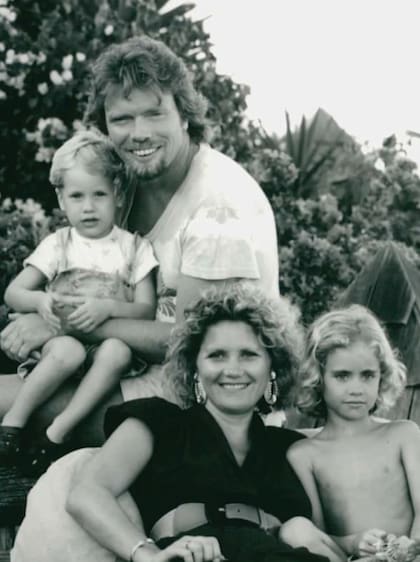 Siempre juntos, los cuatro. Holly, la segunda hija (Clare, la primera, murió poco después de su nacimiento prematuro), está al frente de los proyectos de liderazgo de Virgin. Sam, el menor, cofundó con Hillary Clinton la productora de documentales Hidden Light