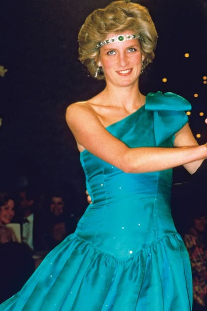 Siempre lista para tomar riesgos a la hora de vestirse, en Melbourne, en 1985, decoró su melena con una espectacular gargantilla de brillantes y esmeraldas sobre su frente.  Se trataba del collar art déco de la joyería Garrard que perteneció a la Reina Madre.