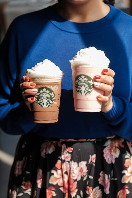 Siempre listo para llevar, el café de Starbucks es ideal para enfrentar el frío.