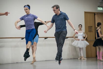 "Siempre me consideré un bailarín clásico, por formación, por educación, pero hoy no existe una compañía que solo haga clásico", opina Ortigoza, y da la pauta del rumbo que tomará su gestión