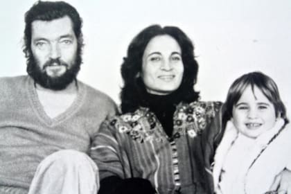 “Siempre pasaron muchos argentinos en nuestra casa de París, sobre todo exiliados del tiempo de la dictadura. Teníamos América Latina en casa”, cuenta ella. En esta imagen, quien posa junto con Laurence -de 4 años- y su madre, la antropóloga venezolana Elizabeth Burgos, es Julio Cortázar. Si bien el escritor argentino se estableció en la capital francesa en 1951 por una decisión voluntaria, a partir de los ‘70 se convirtió en exiliado político y cultural porque la dictadura argentina no solo prohibió sus libros; además, le impidió regresar al país. Esta foto, que es de 1980, fue tomada por la escritora y fotógrafa canadiense Carol Dunlop, mujer de Cortázar