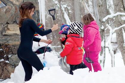 Siempre pendiente de todo, María tuvo la idea de armar el muñeco en la puerta de la cabaña