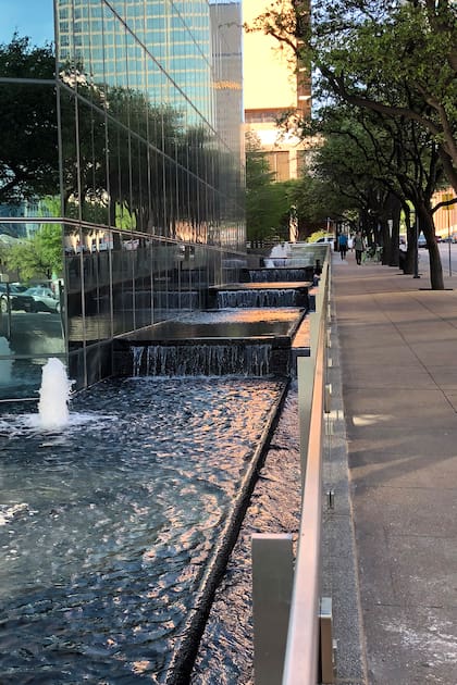 "Siempre pensé -afirmó Kiley- que era una suerte de corrupción superficial, sentimental y romántica sembrar árboles de manera desorganizada". Él, en cambio, tenía la habilidad de generar misterio alrededor de las líneas rectas.