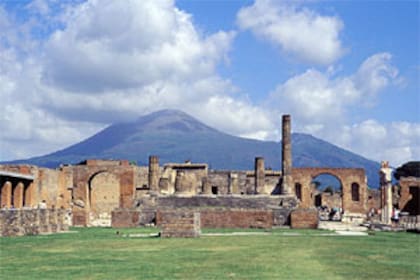 El volcán Vesubio custodia las ruinas de Pompeya, a 24 kilómetros de Nápoles