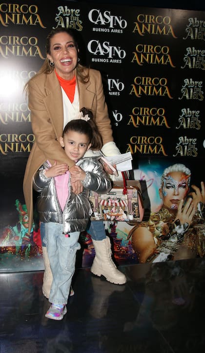 Siempre que puede, la panelista Virginia Gallardo lleva a su hija a los eventos a los que la invitan, y este caso no fue la excepción. La bailarina y la pequeña Martina posaron divertidas en la previa