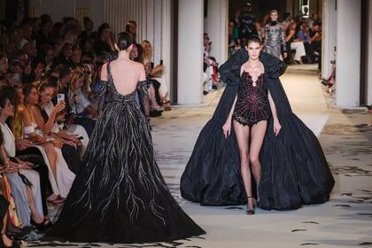 “Siempre quise hacer una colección completamente en negro. Es un símbolo de misterio, energía, seducción y poder”, aseguró el diseñador libanés.