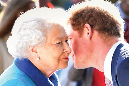 Siempre se dijo que Harry era el nieto favorito de Isabel II. En su despedida, el duque de Sussex expresó: “Abuelita, estaré eternamente agradecido por todos nuestros primeros encuentros: desde mis primeros recuerdos de la infancia, conocerte por primera vez como mi Comandante en Jefe, hasta el primer momento en que conociste a mi querida esposa y abrazaste a tus amados bisnietos”.