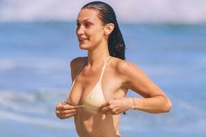 Siempre sensual, Bella Hadid desplegó todo su encanto en las playas de Malibú