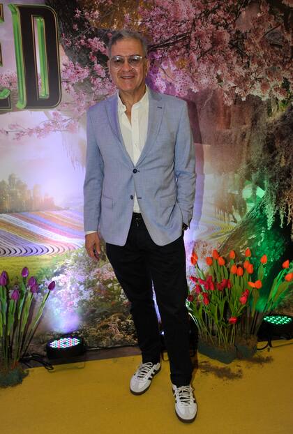 Siempre sonriente, César Bordón se mostró muy elegante, pero a la vez canchero, antes de ingresar a la sala