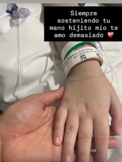 “Siempre sosteniendo tu mano”, escribió la madre de Bastián junto a una foto en la que se ven las manos de ambos durante la internación
