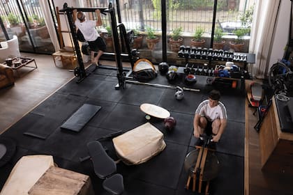 “Siempre supe
que mis hijos iban a ser mejores
que yo. Así como él es artista y
tiene una galería de arte increíble,
Lars cocina extraordinario y ahora
se está yendo a trabajar a Italia.
Francis, el más chico, es el más
estudioso, acaba de terminar el
colegio”, cuenta el papá orgulloso.