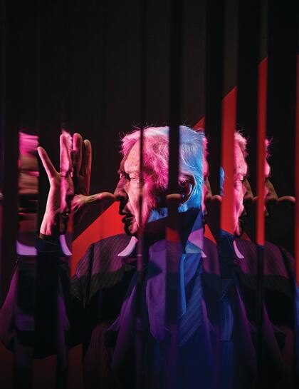 "Siempre trabajó entre ocho y diez horas por día, y sigue trabajando como un obrero, incluso sábados y domingos", dice su hijo Yamil