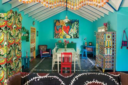 “Siempre trabajo solo, no puedo tener ayudantes”, dice sobre sus muebles. Junto a la cortina de mostacillas de la tribu africana Fulani, un sillón con un telar realizado por artesanos vietnamitas